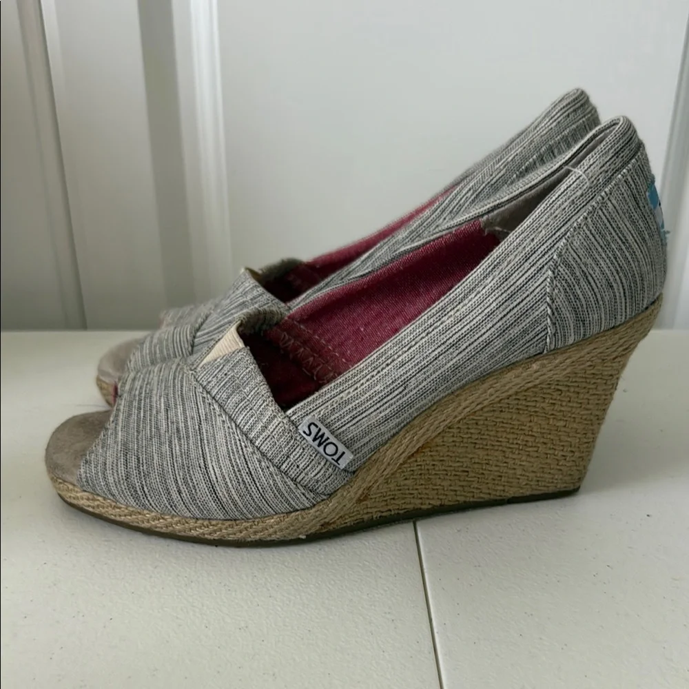 *TOMS 3” WEDGE HEEL OPEN TOE SLIP ON SHOES (sz 5.5)